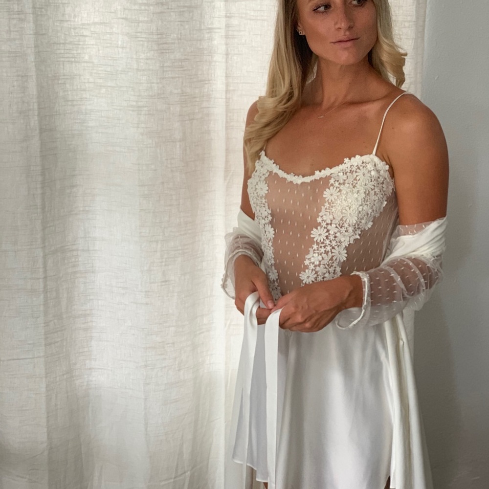 flora nikrooz white robe and nightgown
